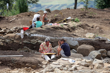 Bolsena  Italien  Archaeologen arbeiten in einer etruskischen Ausgrabungsstaette