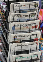 Warnemuende  Tageszeitungen in einem Zeitungsstaender