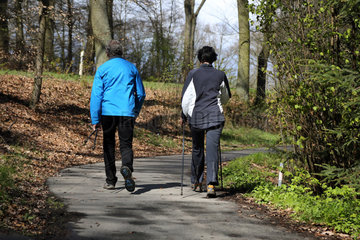 Melbeck  Deutschland - Mann und Frau beim Nordic Walking
