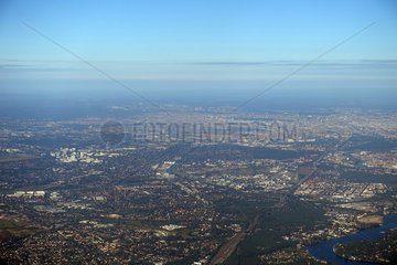Berlin  Deutschland - Luftbildaufnahme ueber dem Bezirk Gruenau