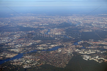 Berlin  Deutschland - Luftbildaufnahme ueber dem Bezirk Koepenick