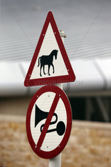 Doha  Schilder - Achtung Pferde  Hupen verboten