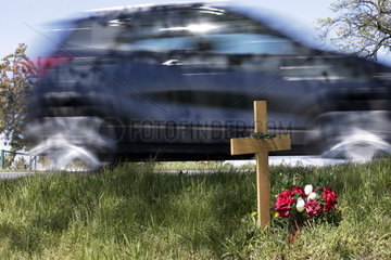 Graditz  Deutschland - Gedenkkreuz fuer ein Verkehrsopfer am Strassenrand