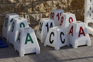 Doha  Dressur-Buchstabenkegel und Hindernisnummern