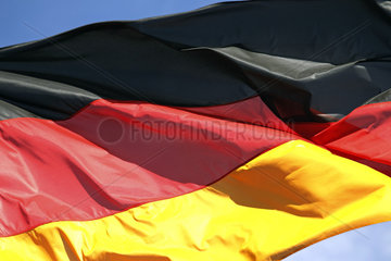 Hoppegarten  Nationalfahne der Bundesrepublik Deutschland weht im Wind