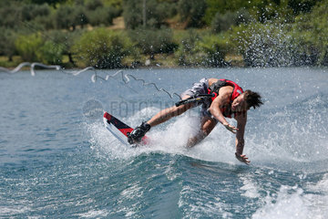 Capodimonte  Italien  Junge faellt beim Wasserskifahren auf dem Bolsenasee ins Wasser
