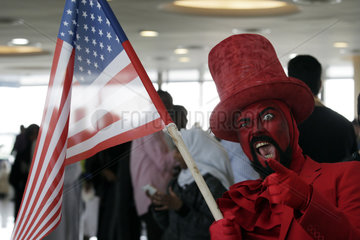 Dubai  rot geschminkter Mann mit der Nationalfahne der USA
