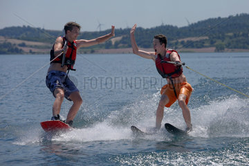 Capodimonte  Italien  Jungen fahren Wasserski auf dem Bolsenasee