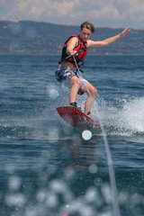 Capodimonte  Italien  Junge faehrt Wasserski auf dem Bolsenasee