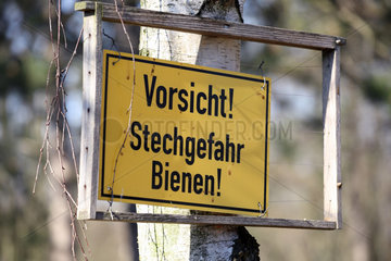 Berlin  Deutschland - Warnschild - Vorsicht  Stechgefahr  Bienen -