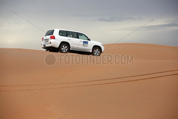 Dubai  Vereinigte Arabische Emirate  Jeep in der Wueste