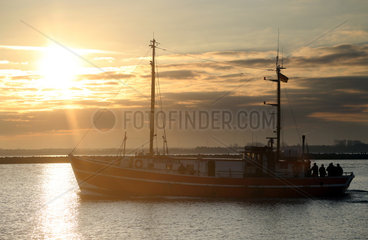 Warnemuende  Angelschiff bei Sonnenaufgang auf der Ostsee