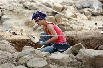 Bolsena  Italien  Archaeologin arbeitet in einer etruskischen Ausgrabungsstaette