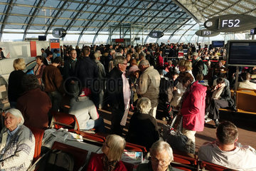 Paris  Frankreich  Menschen in einer Wartehalle des Flughafen Charles de Gaulle