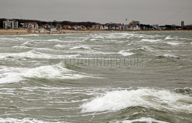 Warnemuende  Wellen auf der Ostsee