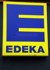 Warnemuende  Firmenschild des Einzelhandelsunternehmen Edeka