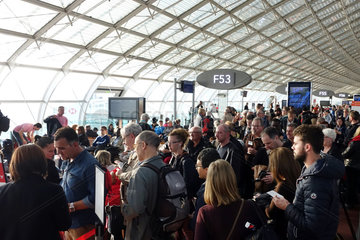Paris  Frankreich  Menschen in einer Wartehalle des Flughafen Charles de Gaulle