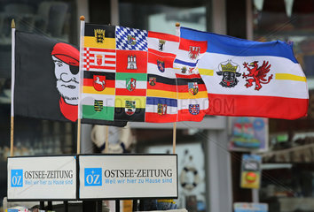 Warnemuende  Piratenfahne  Fahne von Mecklenburg-Vorpommern und Fahne der deutschen Bundelaender