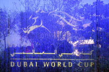 Dubai  Vereinigte Arabische Emirate  Schriftzug Dubai World Cup auf einer Wasserfontaene