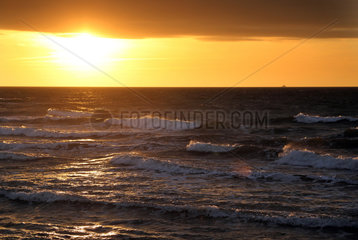 Warnemuende  Sonnenuntergang an der Ostsee