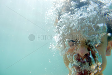 Capodimonte  Italien  Junge atmet unter Wasser aus