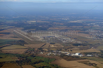 Schoenefeld  Deutschland - Luftbildaufnahme des Flughafen Berlin-Schoenefeld und des Gewerbezentrums Waltersdorf