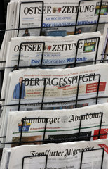 Warnemuende  Tageszeitungen in einem Zeitungsstaender