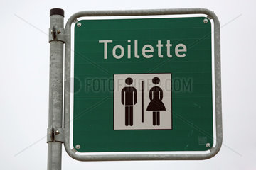 Warnemuende  Hinweisschild  oeffentliche Toilette