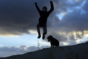 Wustrow  Deutschland - Silhouette  Junge macht einen Luftsprung