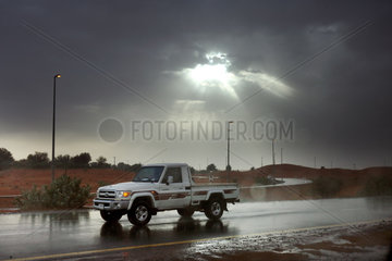 Dubai  Vereinigte Arabische Emirate  Jeep faehrt bei Regen durch die Wueste