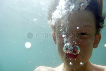 Capodimonte  Italien  Junge atmet unter Wasser aus