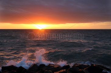 Warnemuende  Sonnenuntergang an der Ostsee