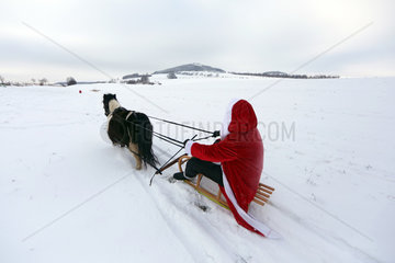 Oberoderwitz  Weihnachtsmann macht mit seinem Shetlandpony eine Schlittenfahrt