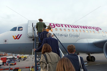 Berlin  Deutschland - Reisende steigen in eine Maschine der Fluggesellschaft Germanwings ein