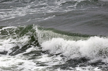 Warnemuende  Wellengang auf der Ostsee