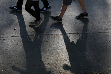 Dresden  Menschen werfen einen Schatten auf den Boden