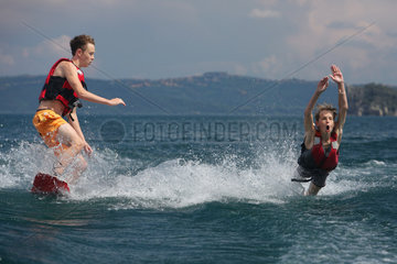 Capodimonte  Italien  Jungen lassen sich beim Wasserskifahren auf dem Bolsenasee ins Wasser fallen