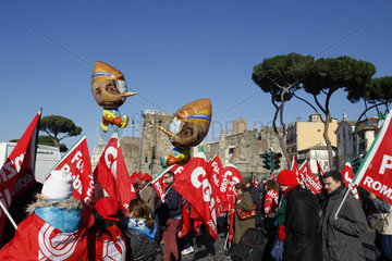Renzi als Luftballon bei der Generalstreik in Rom