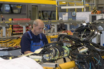 Aeltere Arbeitnehmer in der Produktion von Schienenfahrzeugen bei Bombardier