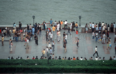 Shanghai  Touristen am Bund