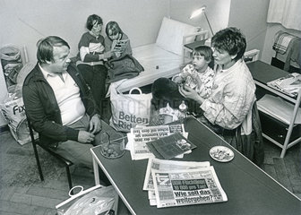 DDR-Fluechtlinge in Notunterkunft  Neubiberg  8. Novvember 1989