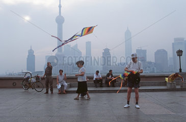 Shanghai  Menschen am Bund