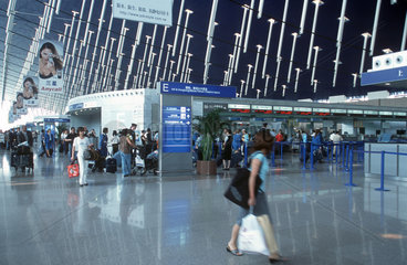 Abflugterminal im Flughafen Pudong in Shanghai