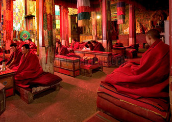 Buddhistische Moenche im Kloster Samye | samye monastery: praying monks