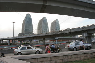 Strassenszene  Neubaugebiet Xizhimen  Autobahn Buerokomplex