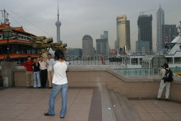 Shanghai  Touristen am Bund