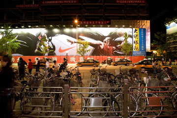 Peking  Abendliche Strassenszene
