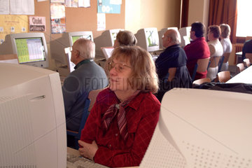 Senioren in einem PC-Kurs der Volkshochschule