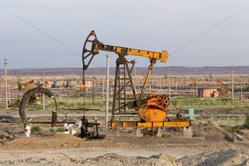 Oelfoerderung in der Wueste nahe Karamay | oil production plant