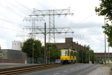Starkstrommasten an der Koepenicker Chaussee mit Strassenbahn
